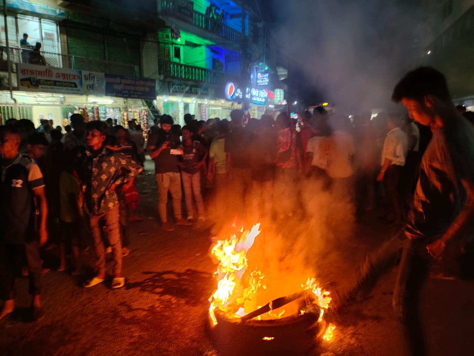 পার্বত্যমন্ত্রীর পদত্যাগপত্র প্রত্যাহারের দাবিতে রাঙ্গামাটিতে বিক্ষোভ ও সড়ক অবরোধ